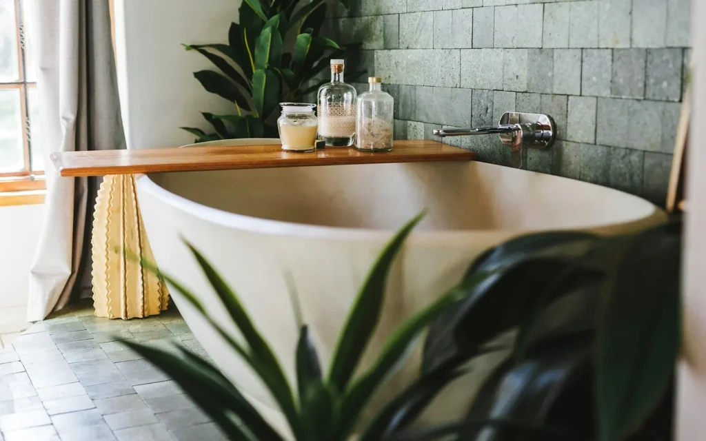 Salle de bain avec baignoire rénovée et sanitaires neufs