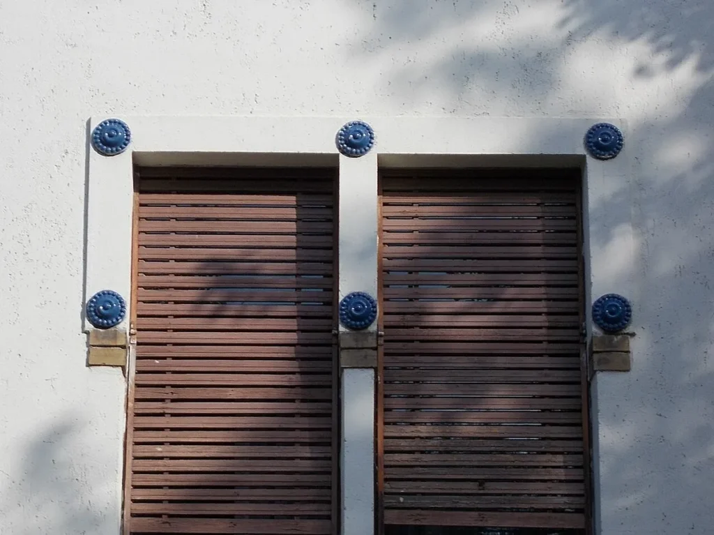 Volets roulants en bois sur la façade d’une maison