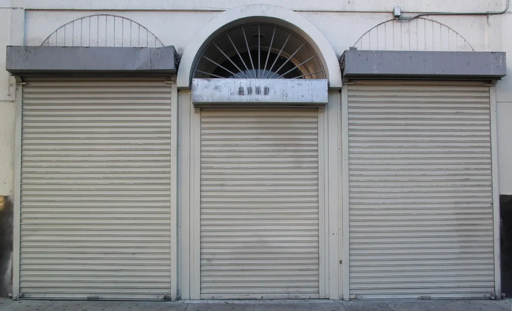 Volets roulants blancs fermés